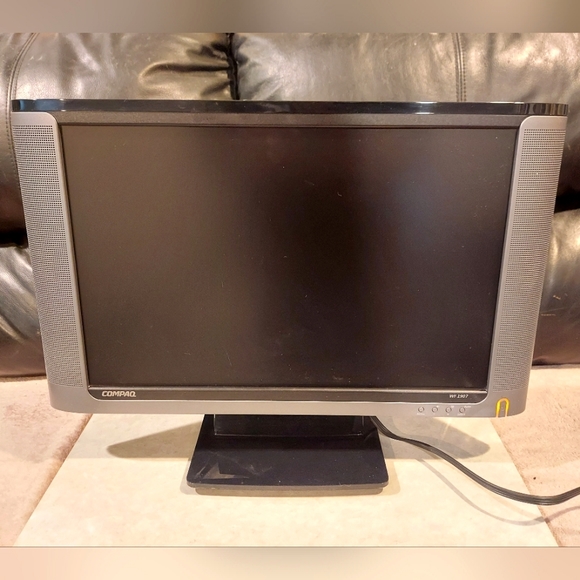 COMPAQ 19" LCD COLOR COMPUTER MONITOR MODEL WF-1907 W/ POWER CORD MONITOR CABLE - Picture 3 of 12